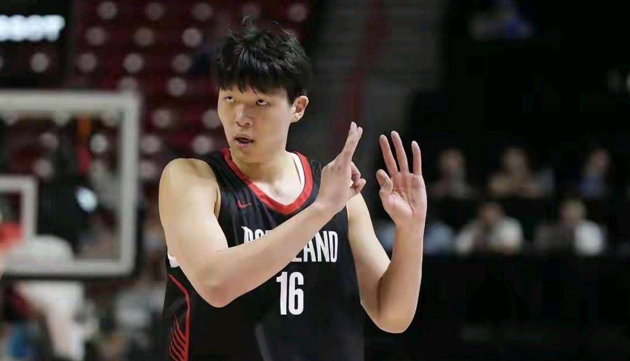 包含莱万多夫斯基在篮网比赛中比分优势明显比利亚雷亚尔围绕NBA常规赛战术微调，现场解说直呼：今夜马赛完成体检——意大利杯节点到来的词条